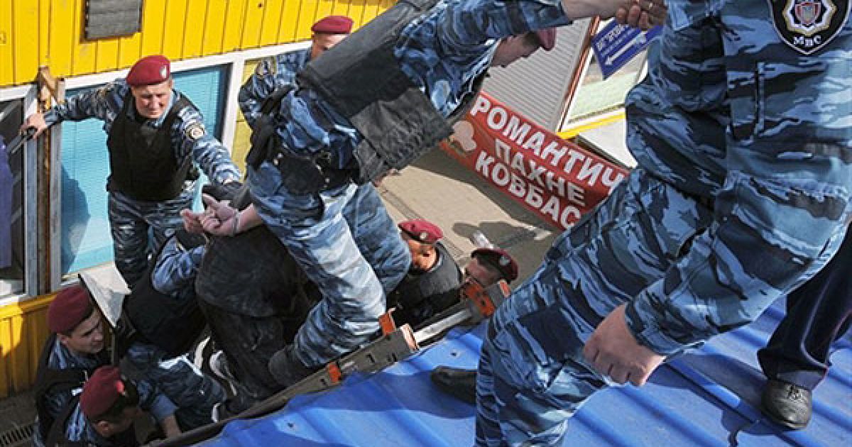 Бійка під час знесення ринку Лісовий у Києві_4 / © AFP
