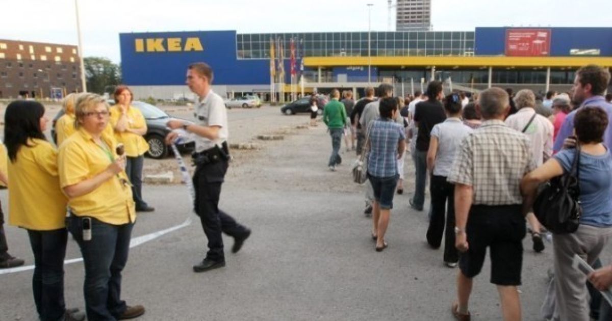 Супермаркети виробника меблів IKEA в Нідерландах, Бельгії і Франції постраждали від вибухів.