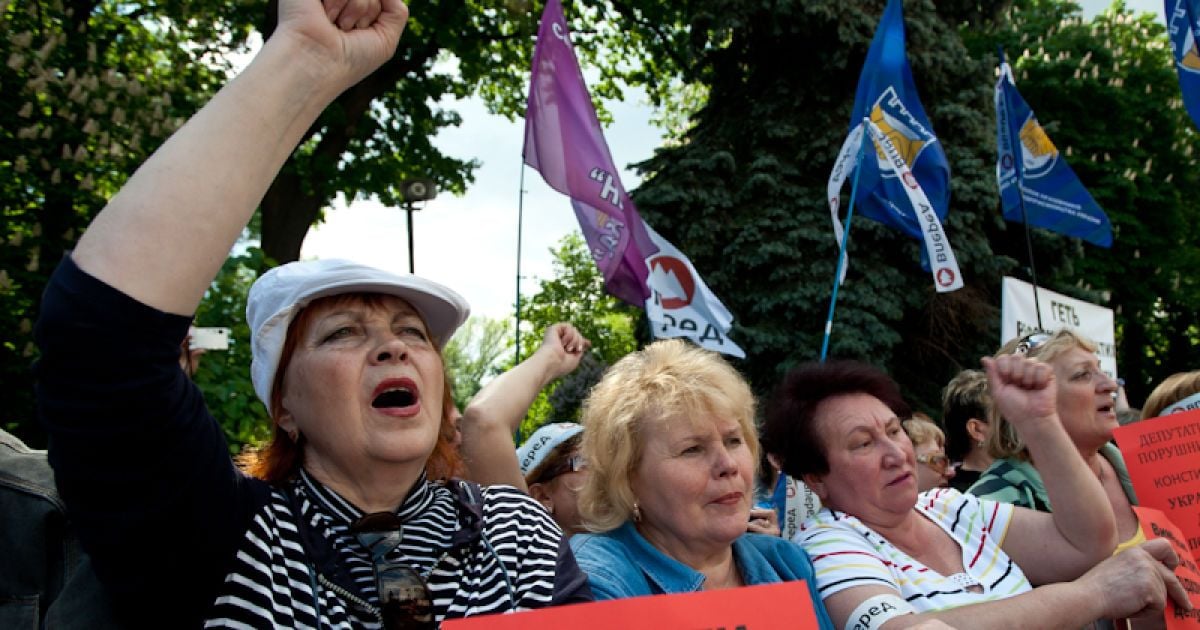 У Весняному марші протесту, який організувала опозиція біля Верховної ради беруть участь близько 3500 тисяч осіб.