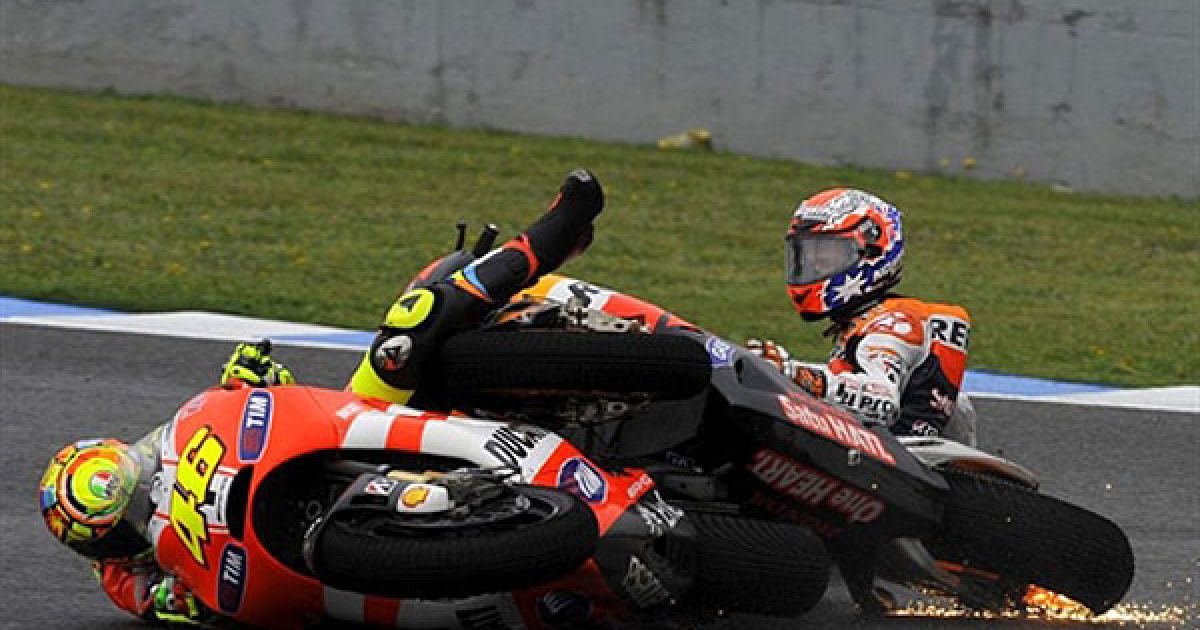 Іспанія, Херес-де-ла-Фронтера. Австралійський гонщик команди Repsol Honda Кейсі Стоунер і італійський гонщик команди Ducati Валентино Россі зіткнулись під час перегонів MotoGP на Гран-прі Іспанії. / © AFP
