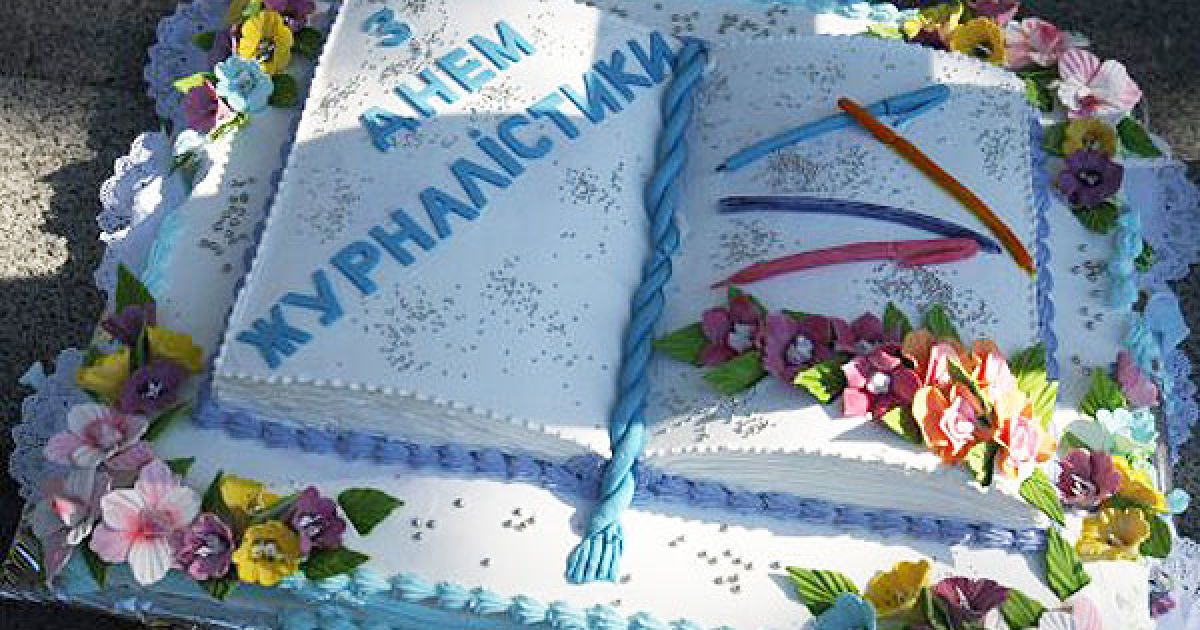 Торт для журналістів залишився на сходах комендатури Межигір&rsquo;я / © УНІАН