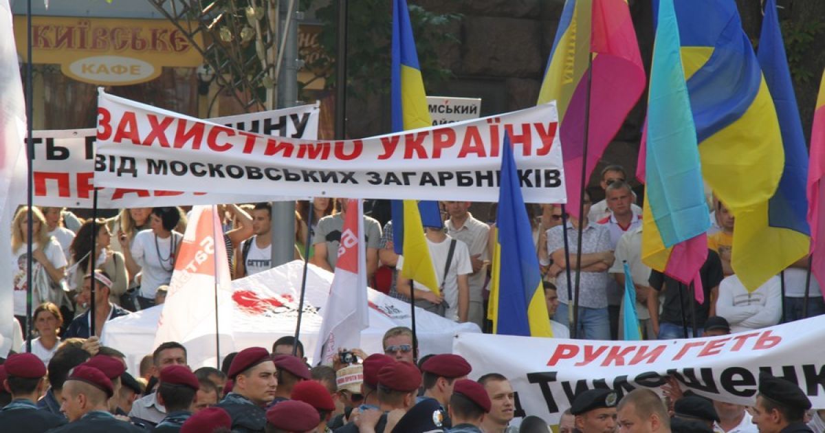 Перед Печерським судом в Києві, де слухається газова справа Тимошенко, зібралися тисячі прибічників екс-прем&#039;єра. / © bilozerska.livejournal.com