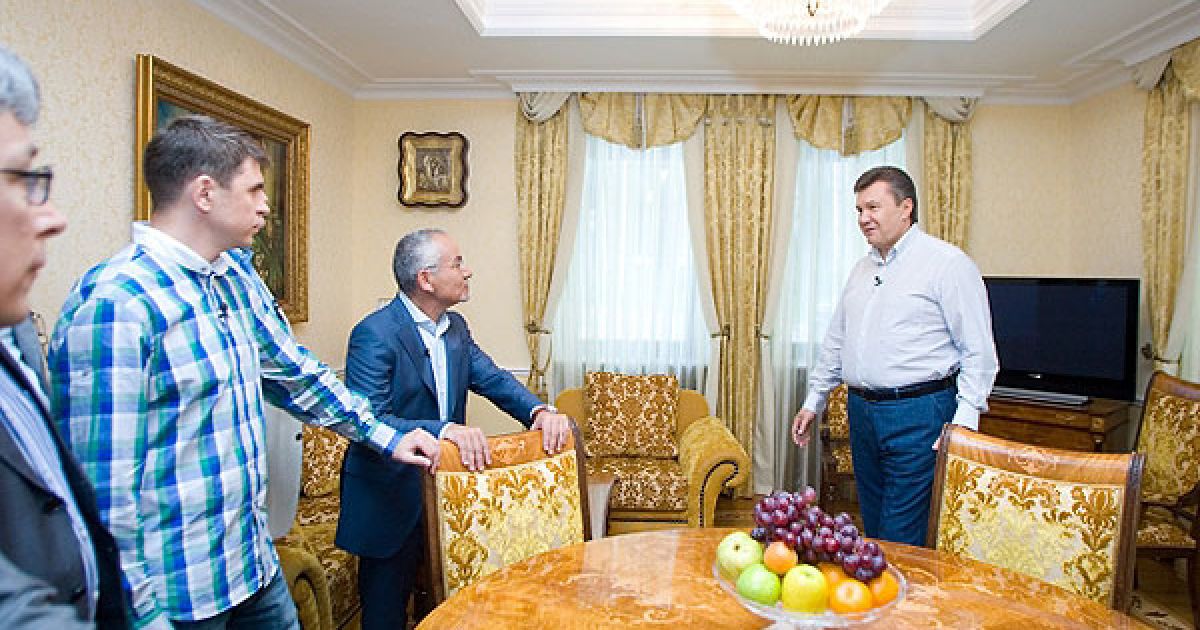 Янукович провів для журналістів екскурсію "Межигір'ям" / © President.gov.ua