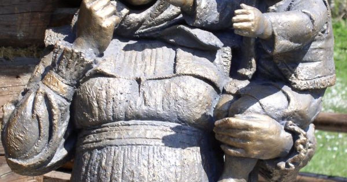 Перший в Україні пам&#039;ятник заробітчанам встановили у закарпатському селі Колочава. / © karpatnews.in.ua