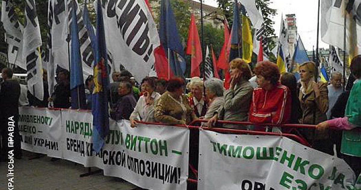 Бійці підрозділу "Беркут" на Хрещатику оточили натовп прихильників екс-прем&rsquo;єр-міністра Юлії Тимошенко / © tymoshenko.ua