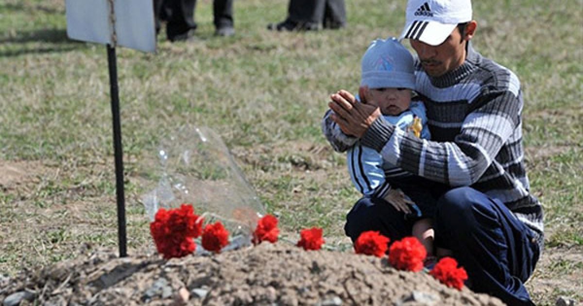 Киргизстан, Ата-Беїт. Родич людини, яка загинула у квітні 2010 року під час політичної кризи у Киргизстані, молиться під час меморіальної церемонії з нагоди річниці кривавих зіткнень. / © AFP