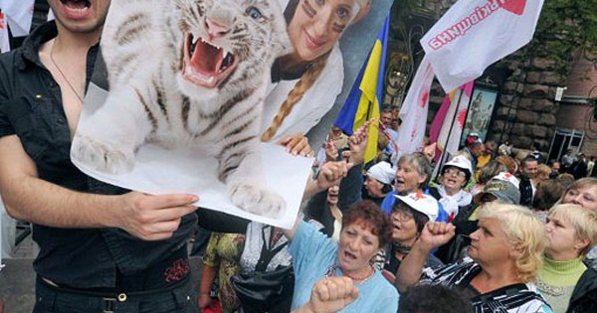 Україна, Київ. Прихильники колишнього прем&rsquo;єр-міністра України Юлії Тимошенко тримають плакати і вигукують гасла під час мітингу на підтримку Тимошенко перед Печерським райсудом в Києві. / © AFP
