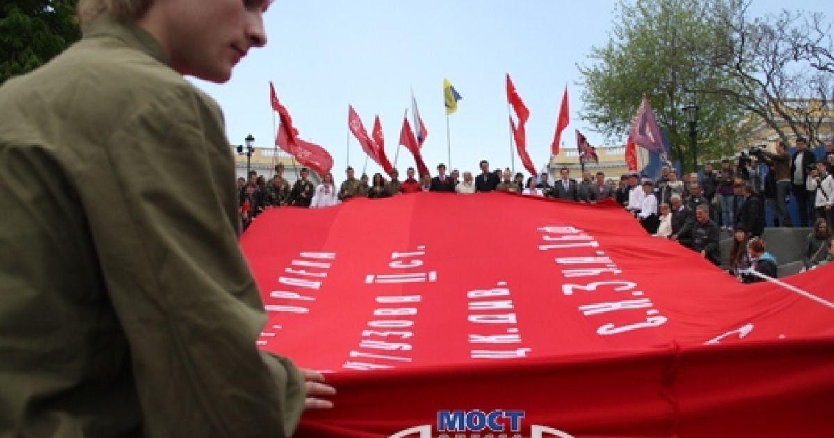 Полотно розміром 9 на 18 метрів - збільшена копія штурмового прапора 150-го ордена Кутузова II-го ступеня Ідрицької стрілецької дивізії, розміщеного 1 травня 1945 над німецьким Рейхстагом. / © Мост-Одесса