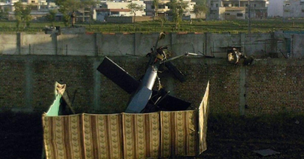 Пакистан. Уламки американського бойового вертольоту біля притулку Осами бен Ладена. Уряд Пакистану повідомив, що спільна операція з американськими розвідувальними службами з ліквідації лідера Аль-Каїди стала "великою перемогою" для обох країн. / © AFP