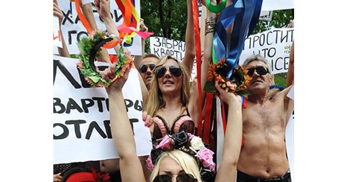 Рух FEMEN та ошукані інвестори будівництва провели в Києві акцію протесту перед Кабміном "Голі та ошукані" / © AFP