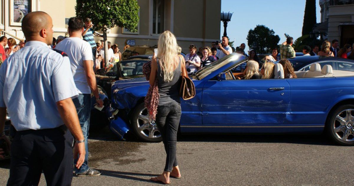 В Монако Дівчина за кермом Bentley переплутала педалі і врізалась в Aston Martin, а потім в Mercedes, Ferrari і Porsche. Фото dr.cat з місця подій / © forum.onliner.by