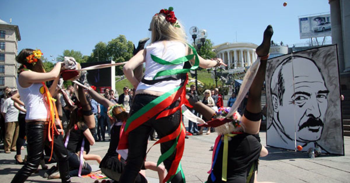 Дівчата з руху FEMEN у відвертих позах "рогаток" закидали яйцями і помідорами портрет президента Білорусі Олександра Лукашенка. / © Жіночий рух FEMEN