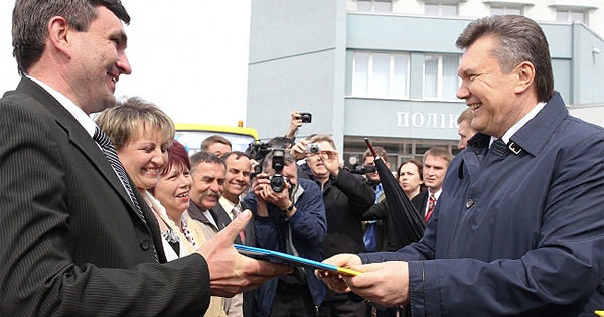 Президент України Віктор Янукович під час відвідання Черкас вручив ключі від квартир та автомобілів ветеранам Великої Вітчизняної війни, учасникам ліквідації наслідків аварії на ЧАЕС, громадянам пільгових категорій. / © President.gov.ua