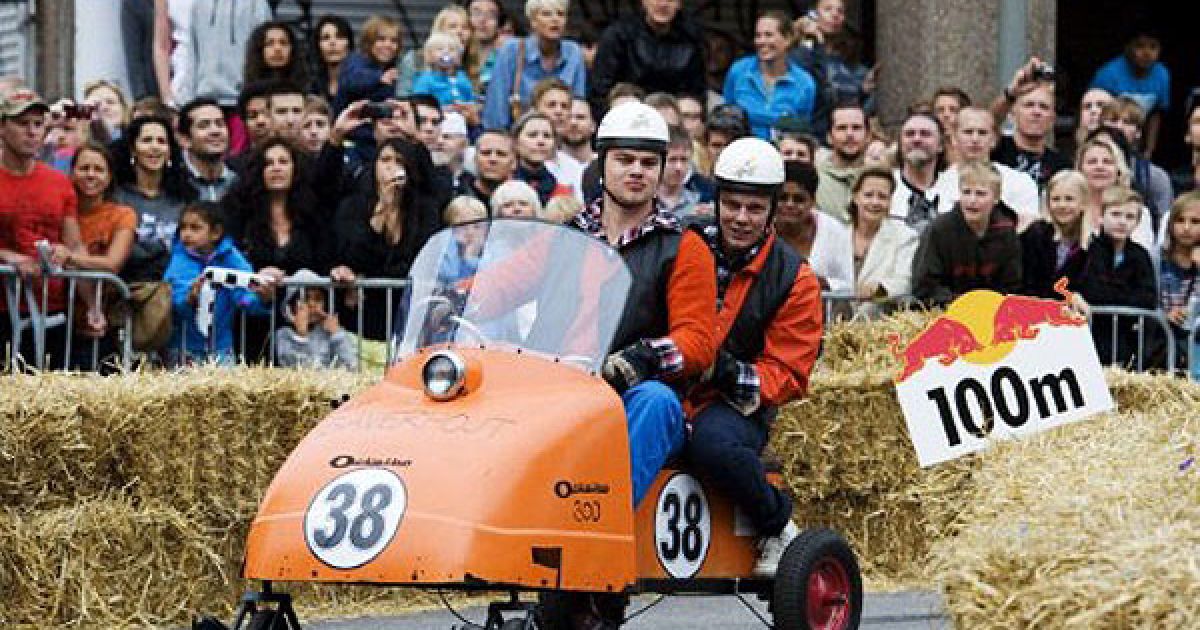 В Стокгольмі провели перегони на саморобних "мильницях" Stockholm Red Bull Soapbox 2011. / © AFP