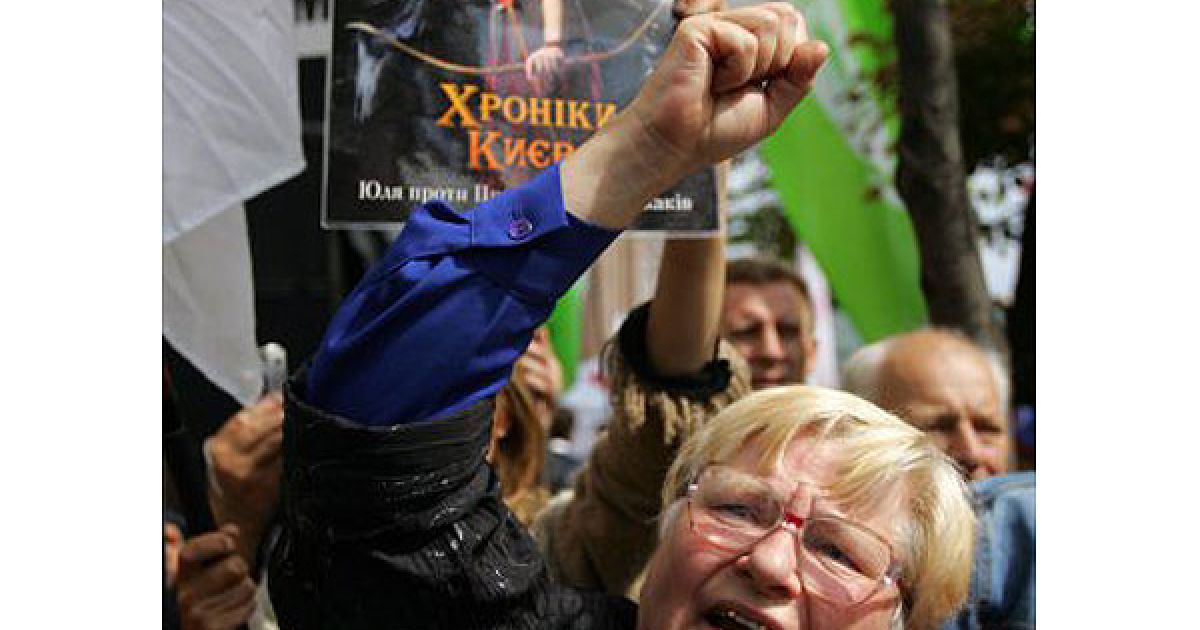 У Києві на Хрещатику біля будівлі Печерського райсуду, який розглядає кримінальну справу проти Юлії Тимошенко, зібралося кількасот прибічників і супротивників екс-прем&#039;єра. / © УНІАН