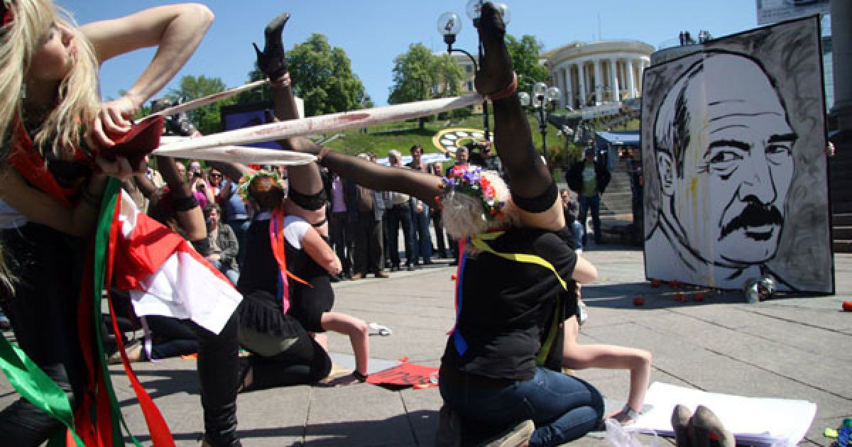 Дівчата з руху FEMEN у відвертих позах "рогаток" закидали яйцями і помідорами портрет президента Білорусі Олександра Лукашенка. / © Жіночий рух FEMEN