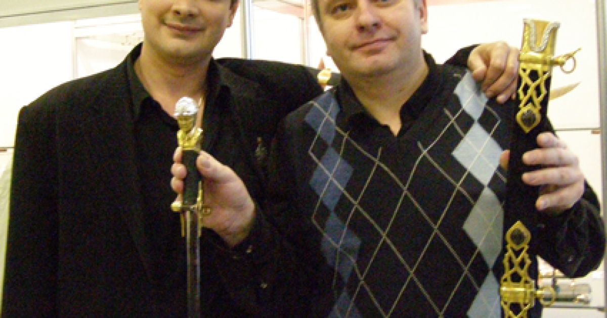 В місті Антрацит Луганської області зброяр Олександр Ткаленко виготовив шаблю з бюстом президента Віктора Януковича / © museum-ukraine.org.ua