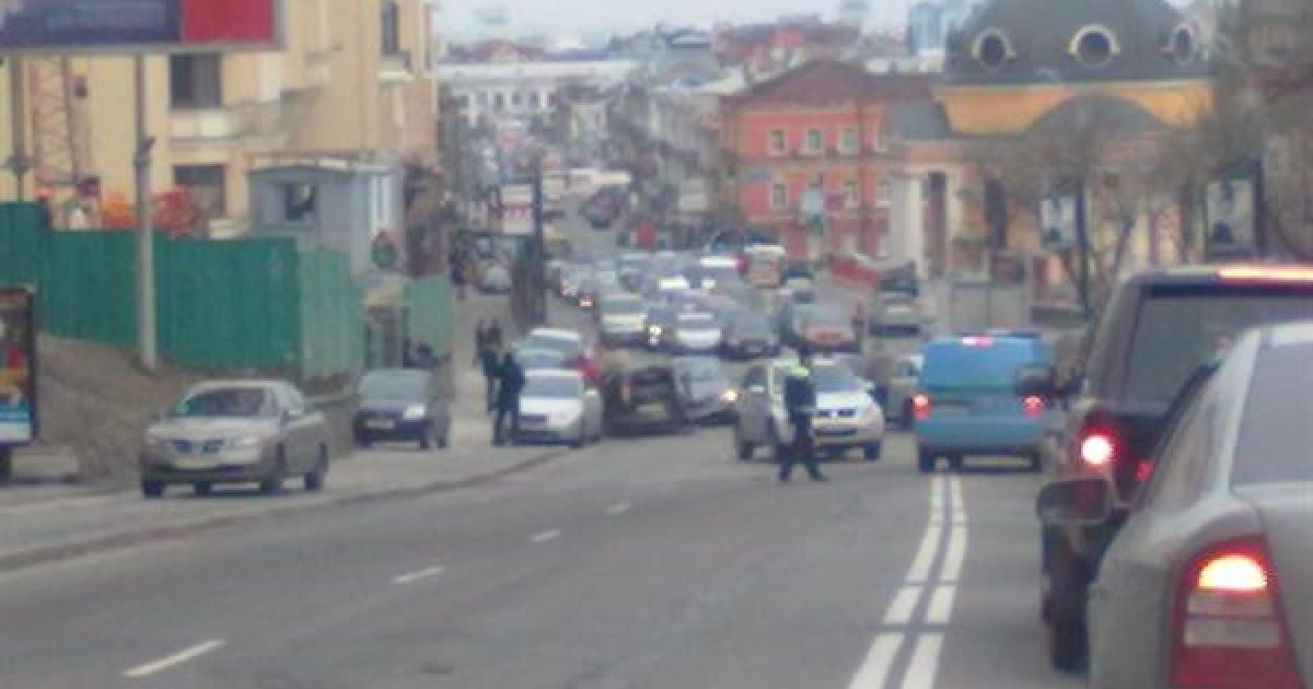 У центрі Києва на Поштовій площі сталася жахлива ДТП за участю декількох автомобілів. / © kiev.vgorode.ua