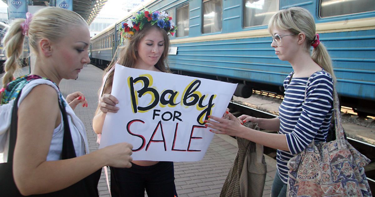 Моно-акцію жіночій рух FEMEN провів проти української суррогатно-породильної індустрії. / © femen.livejournal.com
