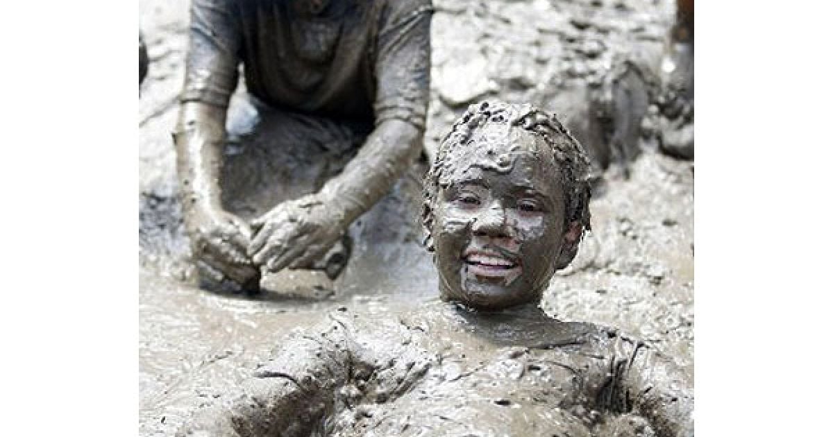 В американському місті Вестленд (штат Мічіган) провели щорічні святкування Дня багнюки і фестиваль бруду Wayne County's 2011. / © AFP