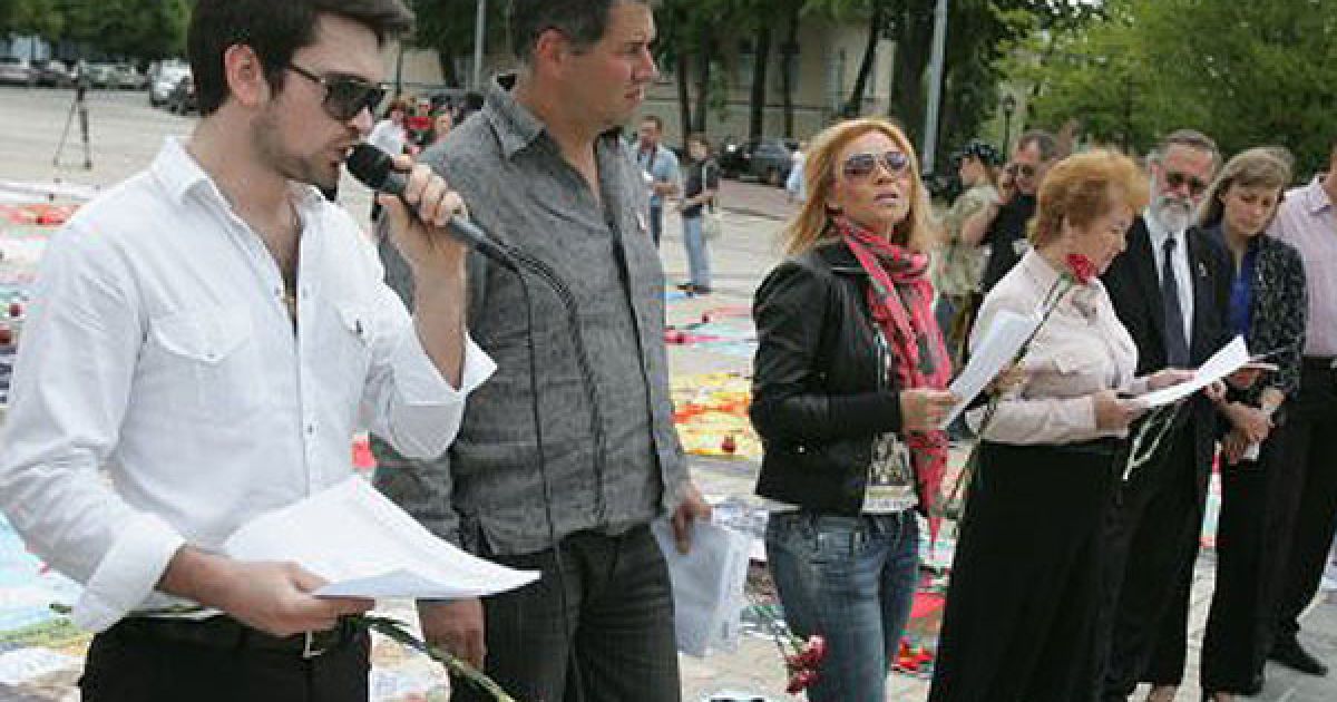 Український співак Василь Бондарчук взяв участь в акції "Імена", присвяченій Всесвітньому дню пам&#039;яті людей, які померли від СНІДу / © УНІАН