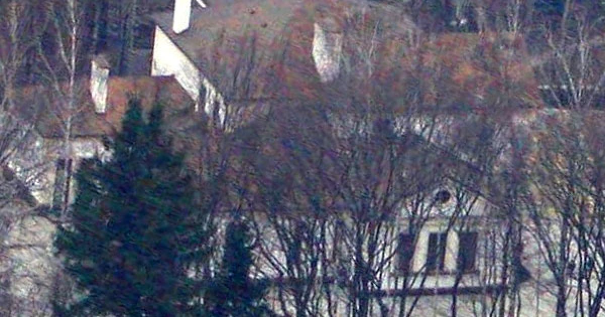 Один з найбільших на території "Межигір&#039;я" - чотириповерховий будинок. За деякими даними - це так званий клубний будинок. / © Українська правда