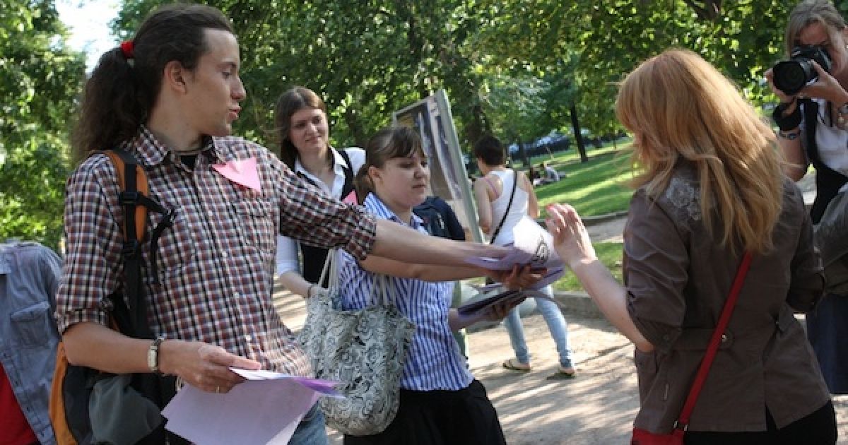 Поліція затримала десятки лесбіянок, які проводили поодинокі пікети проти гомофобії у центрі Москви. / © www.ikd.ru