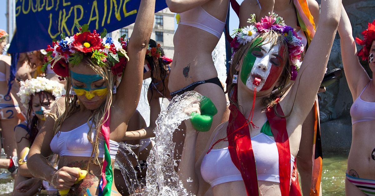 Жіночий рух FEMEN провів на Майдані Незалежності в Києві акцію протесту у фонтані "Євромийка-2012".