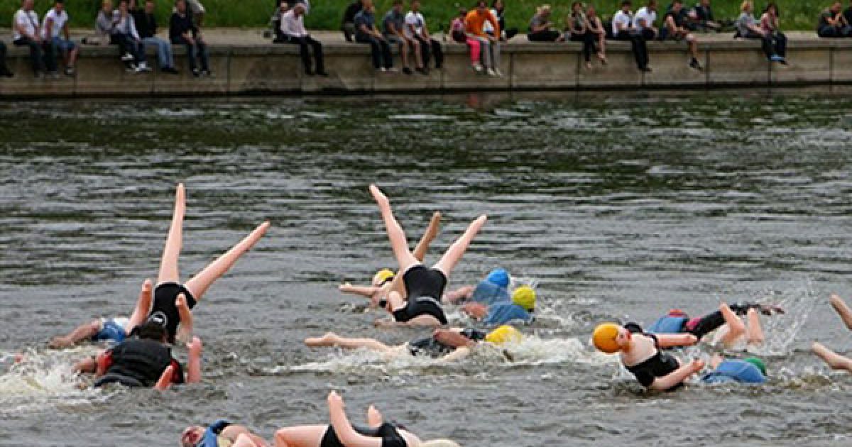 У Вільнюсі відбувся заплив на надувних секс-ляльках "Барракуда 2011". / © AFP