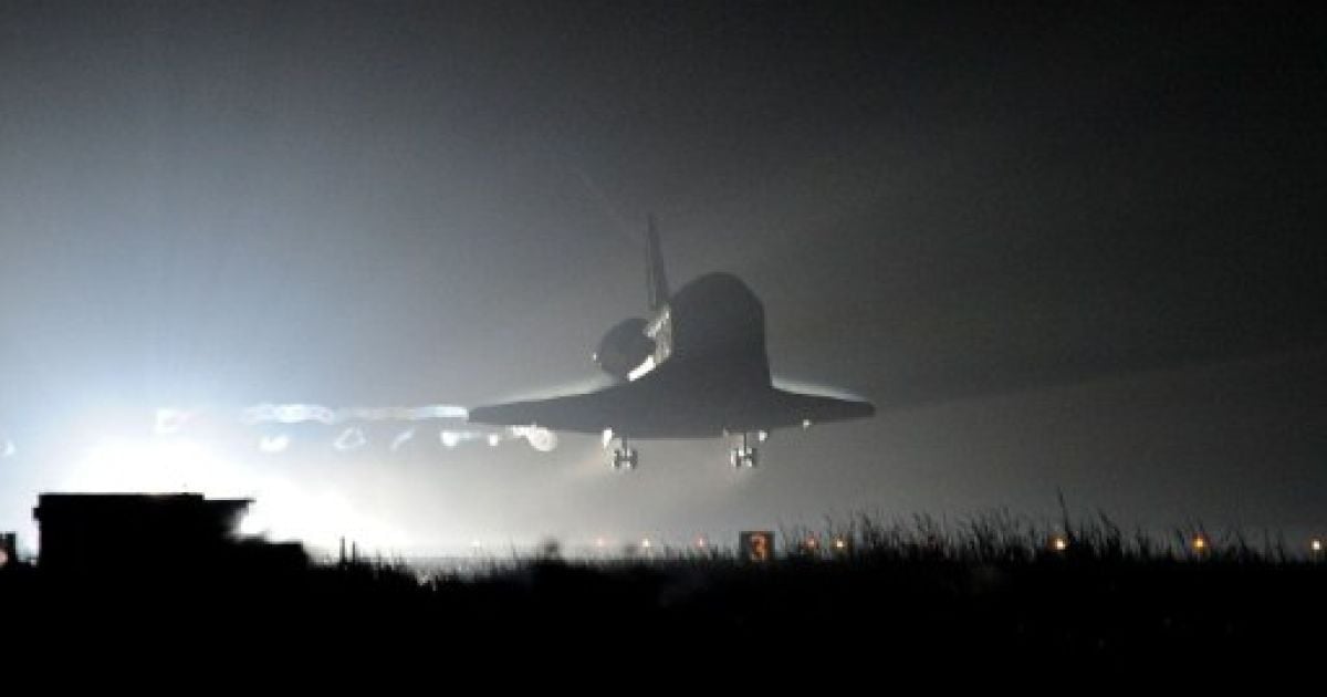 США, Космічний центр Кеннеді. Космічний шаттл "Ендевіор" виконує посадку після виконання своєї останньої місії. Шаттл "Ендевіор" виконав 25 польотів у космос. / © AFP