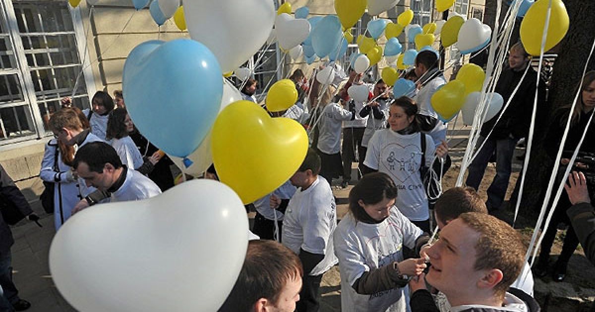 У Львові пройшла акція протесту проти гомосексуалізму, учасники якої вимагали заборонити популярізацію та пропаганду гомосексуалізму в Україні