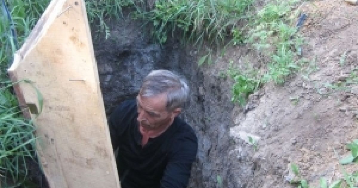 Перед зануренням учасники експерименту виміряли глибину ями, вона виявилася більшою росту Лавриненка - 1.90 м. / © gazeta.ua