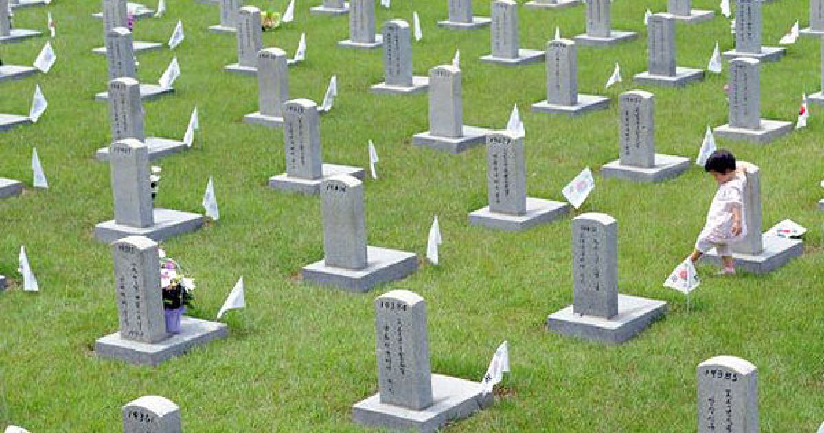 Республіка Корея, Сеул. Південнокорейська дівчинка віддає пошану під час відвідування національного кладовища на День пам&rsquo;яті в Сеулі. Південна Корея відзначила 56-ту річницю пам&rsquo;яті жертв корейської війни 1950-53 рр. / © AFP