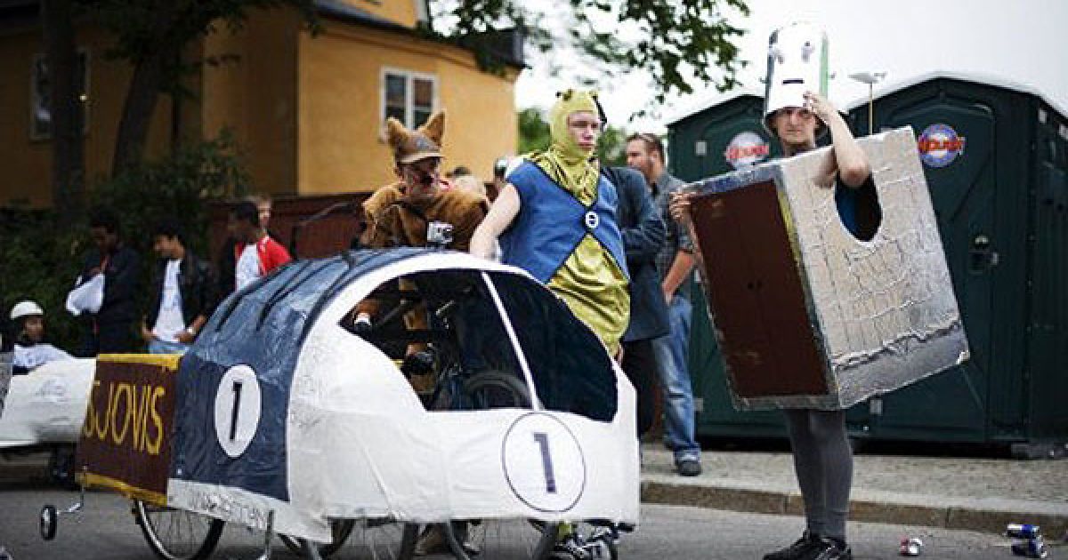 В Стокгольмі провели перегони на саморобних "мильницях" Stockholm Red Bull Soapbox 2011. / © AFP