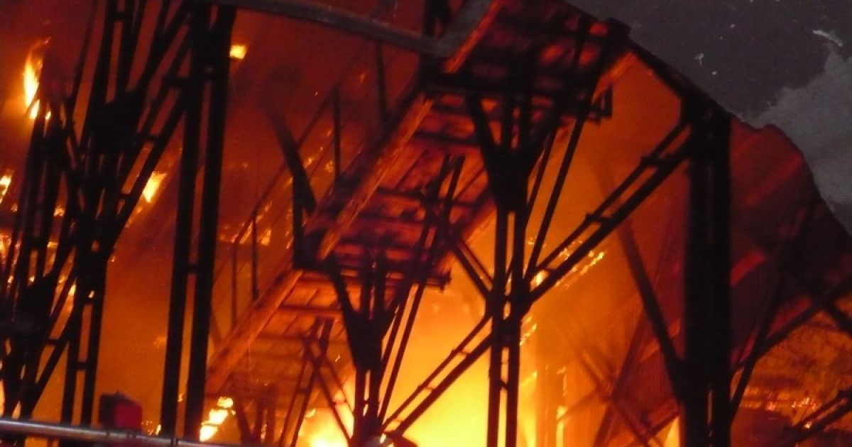 Масштабна пожежа сталась в центрі Києва: Хрещатик горів і вибухав, метро димилося, а люди тікали в паніці / © bilozerska.livejournal.com