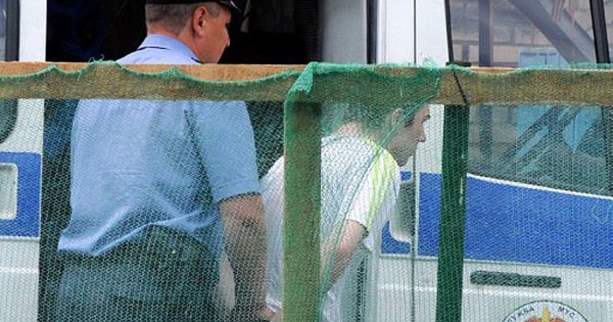 Білорусь, Мінськ. Білоруський поліцейський супроводжує людину, яку було затримано під час акції мовчазного протесту в Мінську на святкуванні Дня незалежності Білорусі. Майже 300 осіб було заарештовано за протести проти режиму президента Олександра Лукашенка. / © AFP