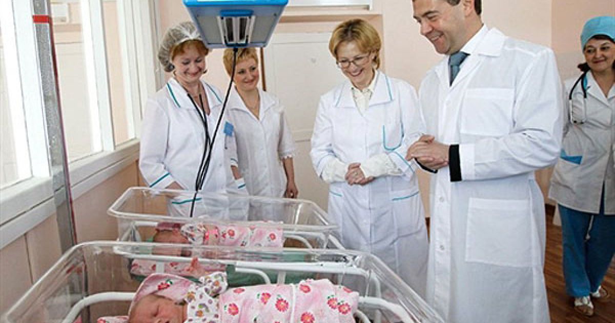 Росія, Кострома. Президент Росії Дмитро Мєдвєдєв відвідав пологовий будинок №1 в російському місті Кострома. / © AFP