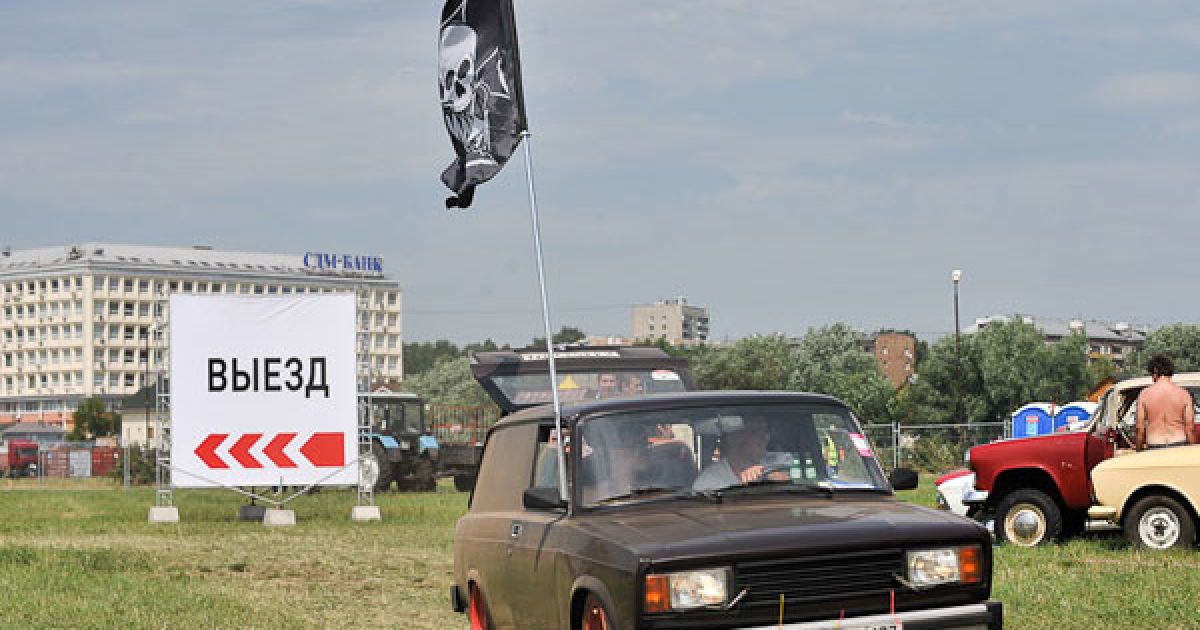 На московському аеродромі Тушино провели 15-те ювілейне автошоу "Автоекзотика-2011" / © LJ aleshru
