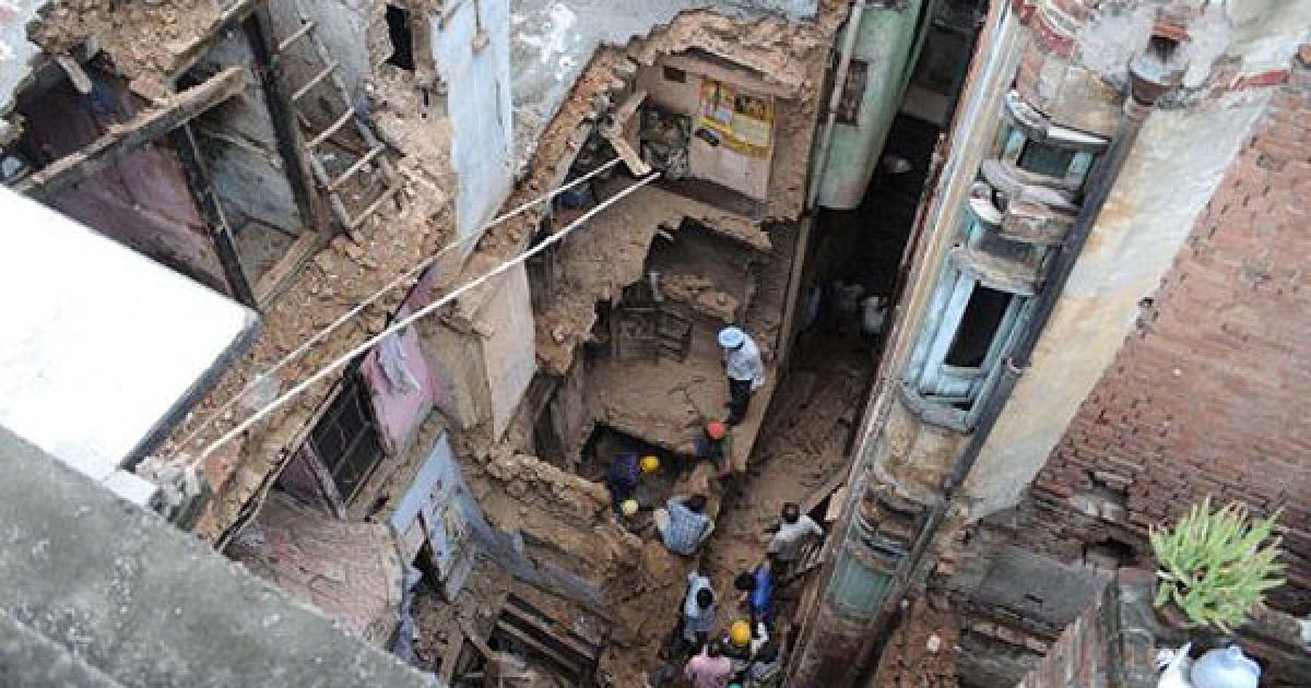 Індія, Амрітсар. Індійські рятувальники розгрібають завали після падіння двох житлових будинків в Амрітсарі. Три людини отримали поранення, 19-річна дівчина-інвалід загинула в результаті обвалу двох будинків через проливні дощі. / © AFP