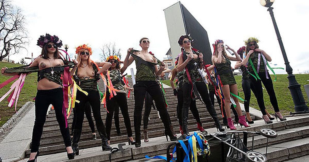 Рух FEMEN присвятив акцію "Фашизофренія" у Києві Міжнародному дню визволення в&#039;язнів фашистських концтаборів. / © Жіночий рух FEMEN