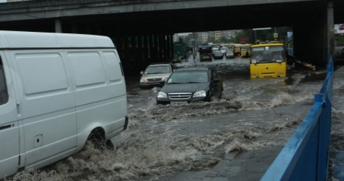 У Києві через сильні зливи було затоплено кілька вулиць, на дорогах маршрутки плавали по вікна у воді. / © Сегодня