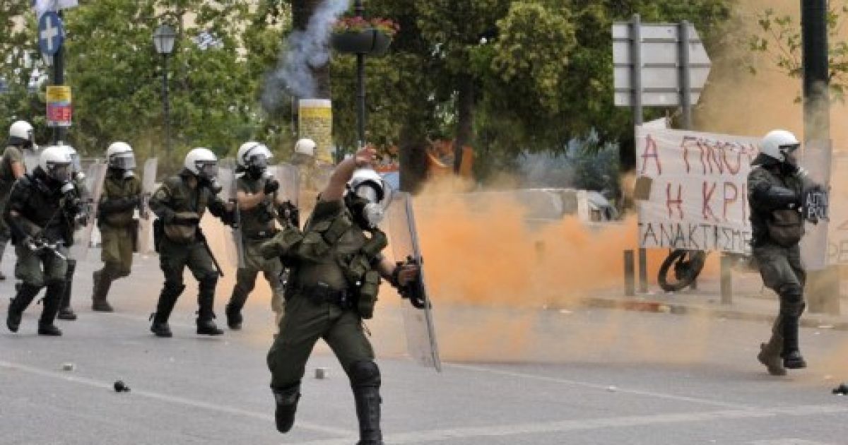 У Греції в ході масових безладів, спровакованих анархістами, майже 50 осіб отримали поранення. / © AFP