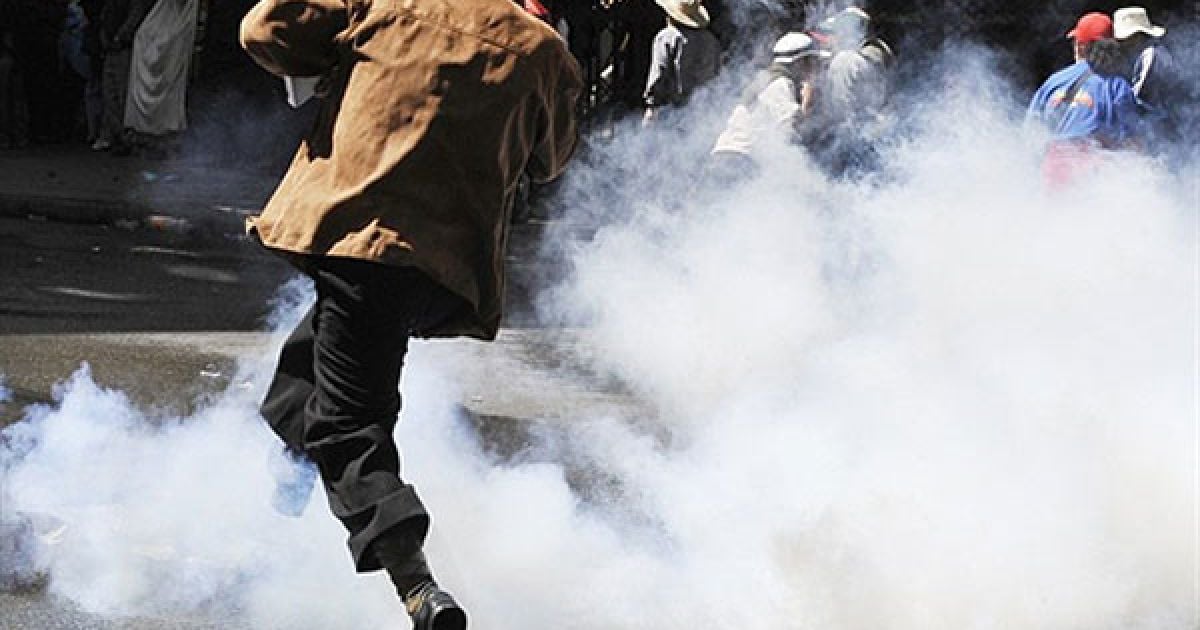 Болівія, Ла-Пас. Сили безпеки закидали гранатами зі сльозоточивим газом болівійських державних службовців сектору освіти під час акції протесту у місті Ла-Пас. Держслужбовці вимагали від уряду підвищення заробітної плати. / © AFP