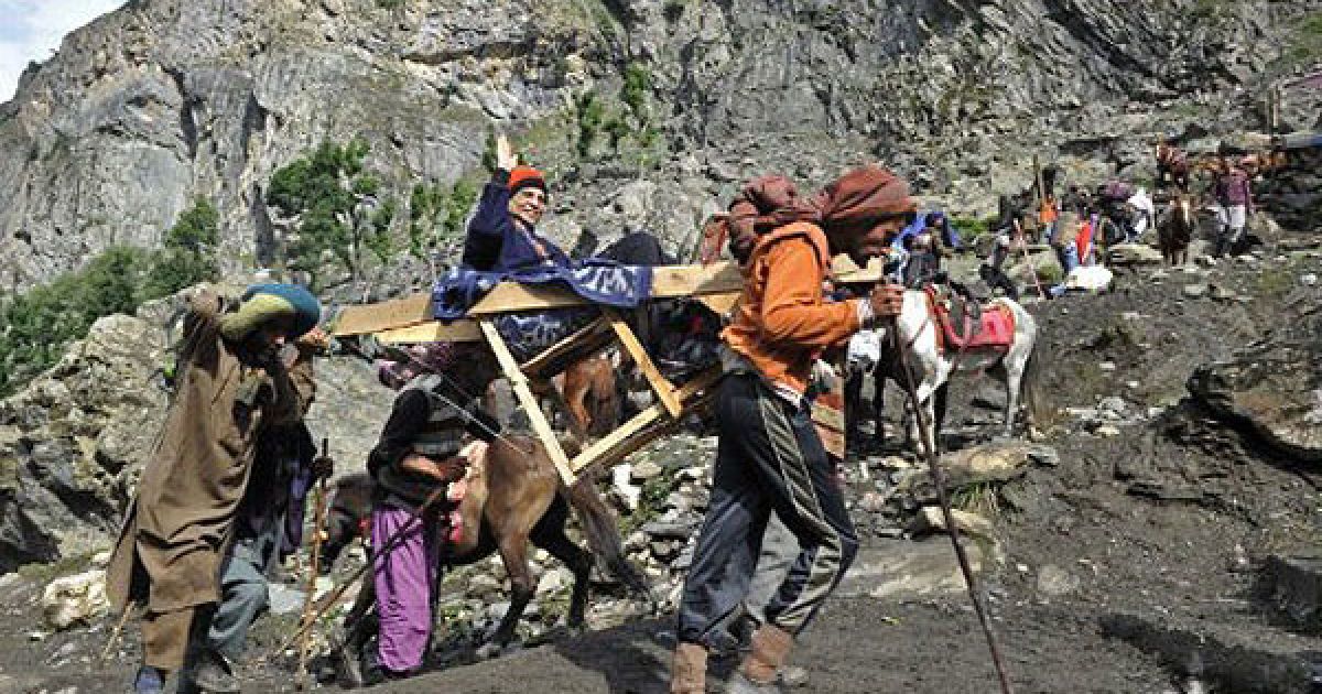 Індія, Пішу Топ. Індуські паломники прямують до індуїстської святині у печері Амарнатх. Щороку сотні тисяч прочан здіснюють похід через гори і льодовики, щоб дістатися печери Амарнатх, розташованої на висоті 3880 м. В печері зберігають Шива Лінгам, крижаний сталагміт у формі фаллоса, що символізує індуїстського бога Шиву. / © AFP