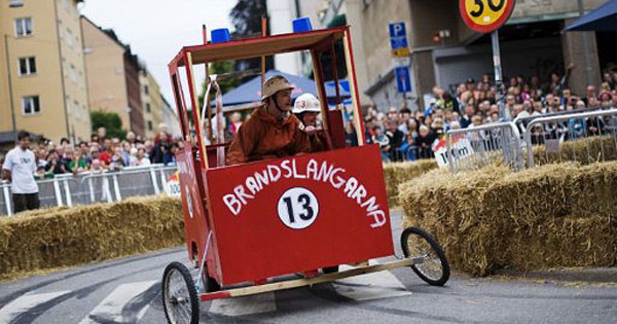 В Стокгольмі провели перегони на саморобних "мильницях" Stockholm Red Bull Soapbox 2011. / © AFP