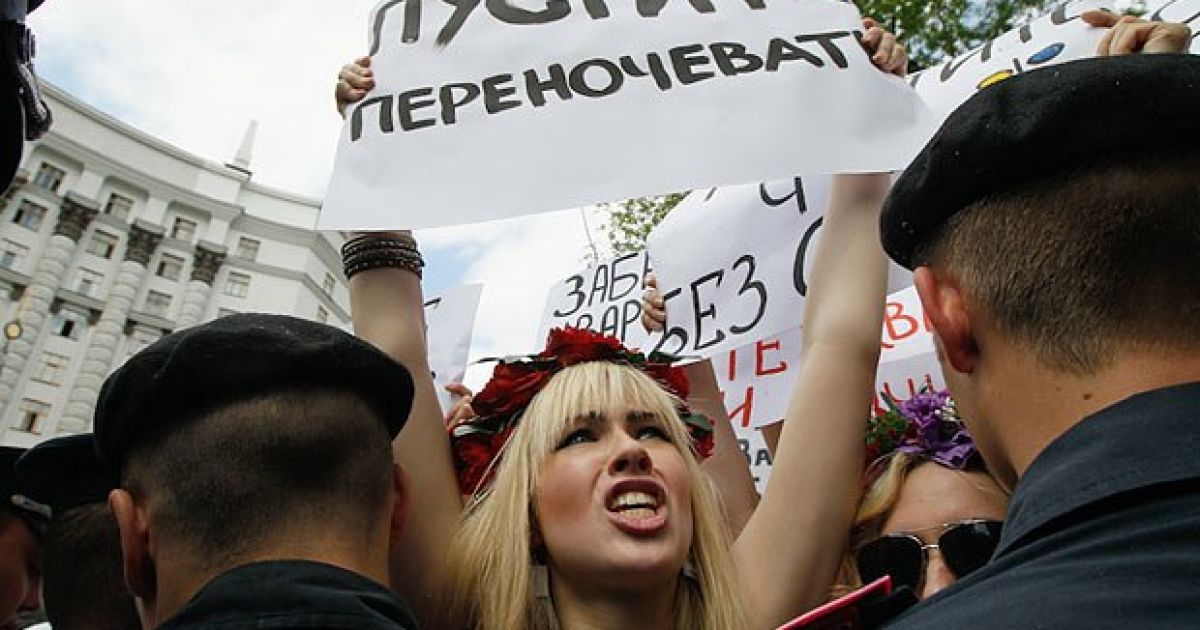 Рух FEMEN та ошукані інвестори будівництва провели в Києві акцію протесту перед Кабміном "Голі та ошукані" / © femen.livejournal.com
