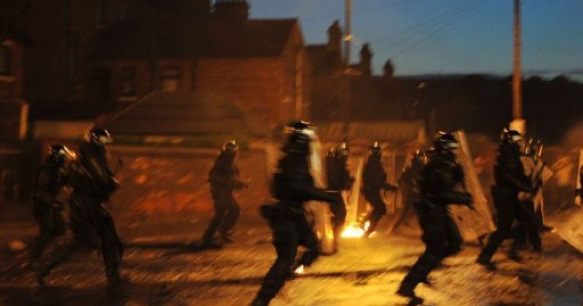 У Белфасті сталися сутички між католиками та англіканцями напередодні початку серії традиційних парадів протестантів. / © AFP