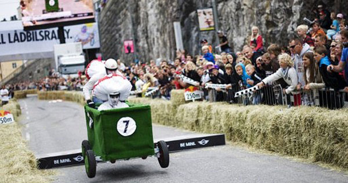 В Стокгольмі провели перегони на саморобних "мильницях" Stockholm Red Bull Soapbox 2011. / © AFP