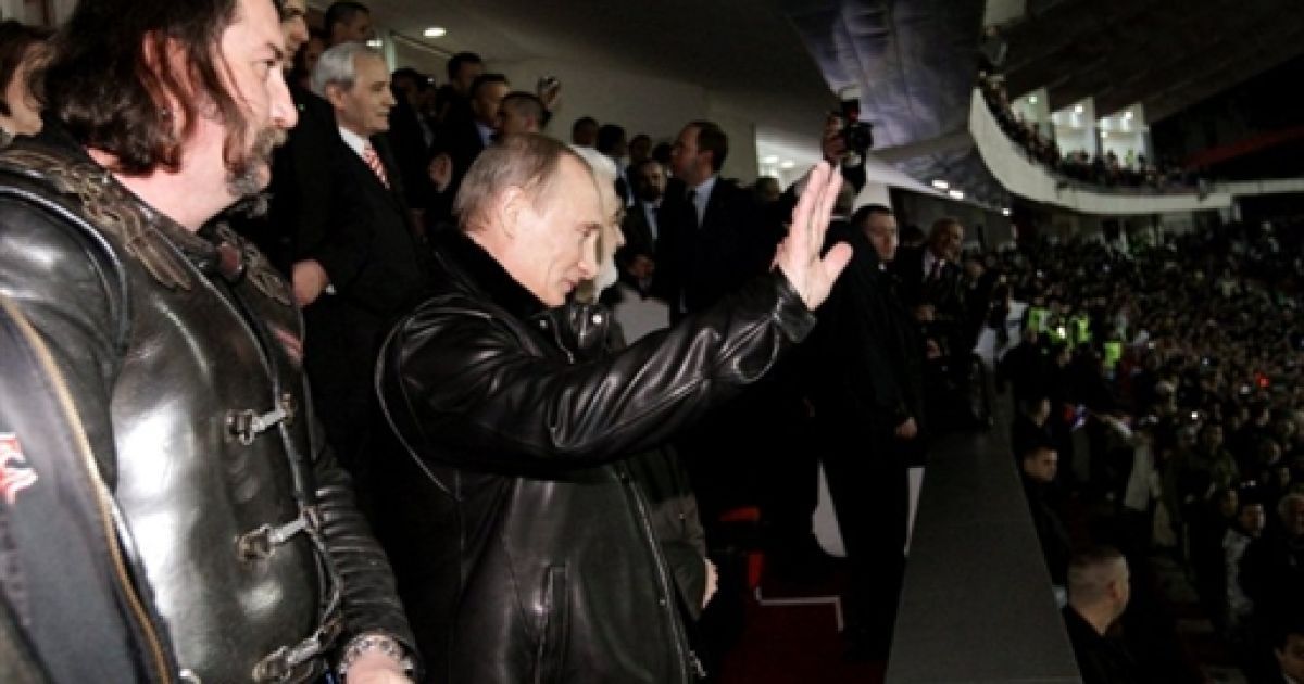 Уболівальники зустріли Путіна російськими триколорами та заспівали "Катюшу". / © AFP