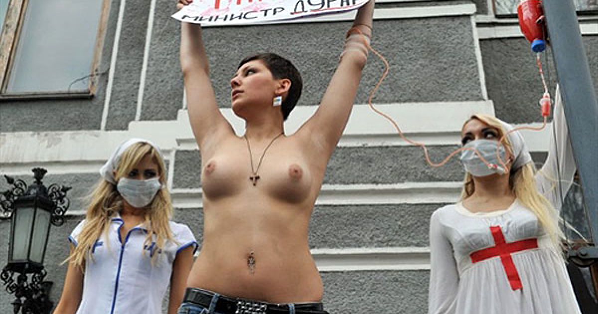 Активістка FEMEN протестувала топлес з плакатами "Я помираю, а ви крадете!", "Епідемія раку совісті", "Momento mori, Yemets!" і "У мене рак, міністре дурак". / © AFP